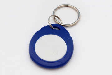 Аудиоаппаратура Laskomex CD-2600R со считывателем RFID-ключей в корпусе из нержавеющей стали, на поверхности.