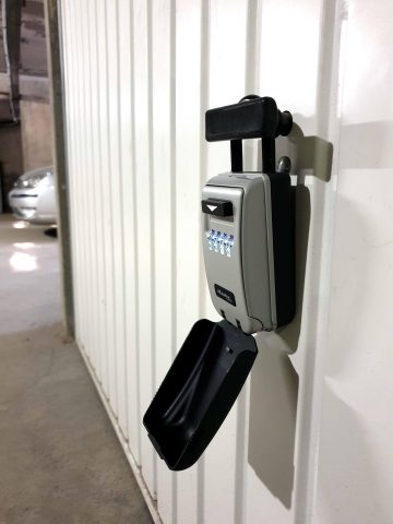 Atslēgu kaste ar iespēju piekārt un kombināciju ar apgaismojumu Master Lock 5424EURD