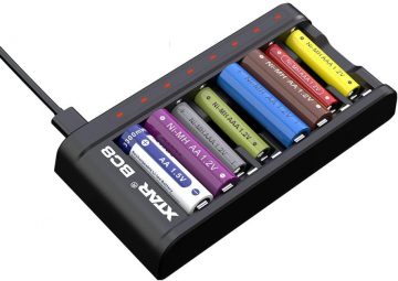 Зарядное устройство для цилиндрических аккумуляторов Li-ion 1,5 В / Ni-MH AA / AAA Xtar BC8