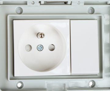 SINGLE SURFACE-MOUNTED SOCKET OUTLET WITH A SWITCH ATLO-S1IP5-SW 220 ... 240 V 10 A ATLO