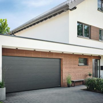 Renomatic/Hormann segmentiniai garažo vartai su ProLift500-2 pavara ir FS30 vikšra - M formos grioveliu su medžio imitacija. Matmenys 2500x2250 mm.