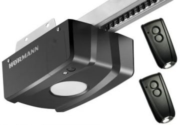 „Renomatic“ / „Hormann“ sekcijiniai garažo vartai su „ProLift500-2“ pavara ir FS30 bėgeliais – M grioveliai su medžio imitacija. Matmenys 2500 x 2125 mm.