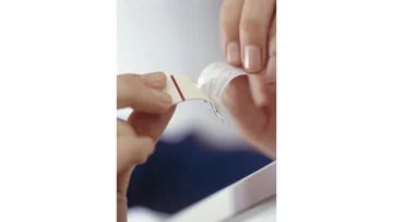 Tesa Powerstrips Click Large pašlīmējošās montāžas strēmeles, lielas, atkārtoti noņemamas, līdz 2 kg