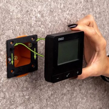 ENGO Controls E25-230B - Temperatūras regulators, 230V, melns, internets, virsmas montāžas ZigBee/868MHz