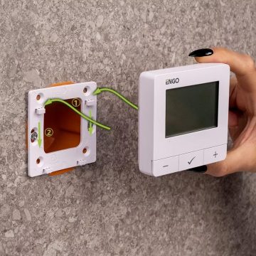 ENGO Controls E25-BATW - Temperatūras regulators, darbināms ar baterijām, balts, ZigBee/868MHz, virsmas montējams ENGO Controls E25-BATW - Temperatūras regulators, darbināms ar baterijām, balts, ZigBee/868MHz, virsmas montējams