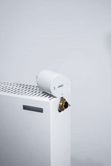 ENGO Controls viedās apkures komplekts, melns (E25-BATB + ETRV-M30 + EPlug WiFi)